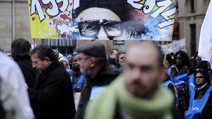 Des sympathisants du mouvement Emmaüs rassemblés dans le centre de Paris pour célébrer le 60e anniversaire de l'appel de son fondateur, l'abbé Pierre, le 1er février 2014