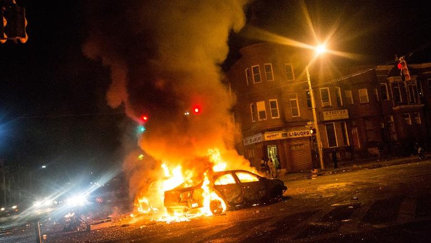 Véhicules incendiés lors de violences le 27 avril 2015 à Baltimore
