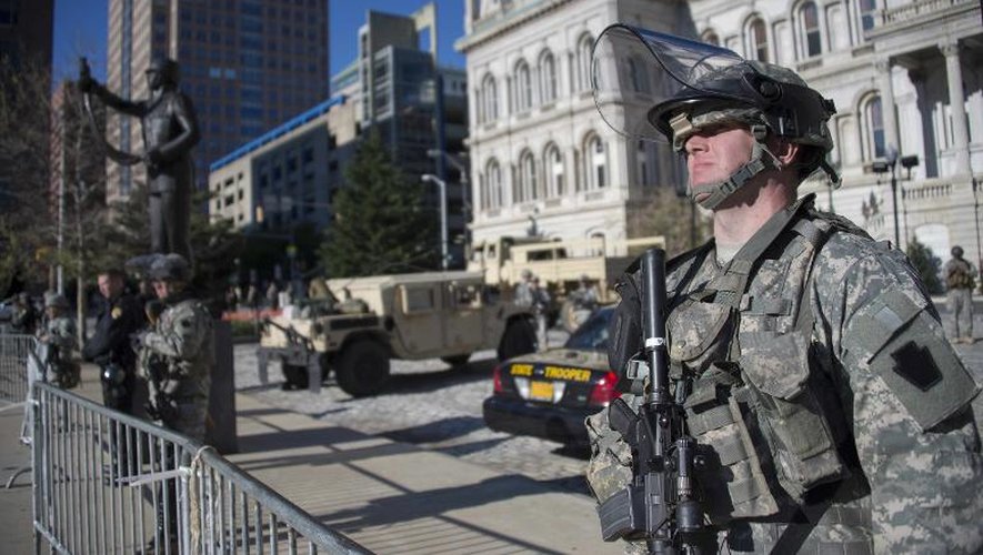 Un membre de la garde nationale du Maryland devant l'hôtel de ville de Baltimore, le 28 avril 2015