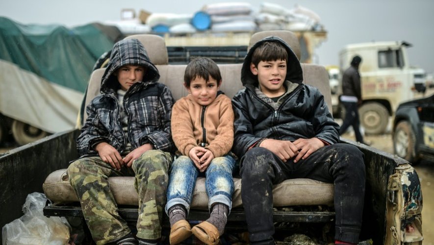 Des enfants syriens fuient la ville d'Alep, vers la frontière avec la Turquie, le 6 février 2016