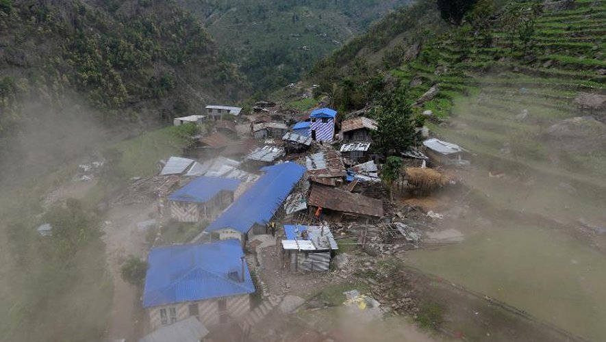 Un village endommagé par le séisme, vu depuis un hélicoptère, à Lapu dans la région de Gorkha au Népal, le 28 avril 2015