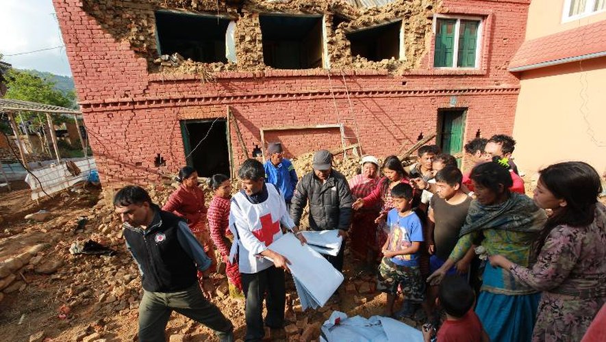 Des secouristes au milieu des rescapés du séisme le 27 avril 2015 à Katmandou