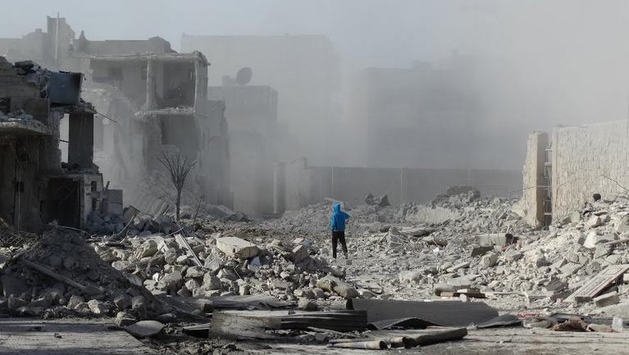 Un homme marche parmi des débris après un bombardement sur la ville d'ALep, le 31 janvier 2014