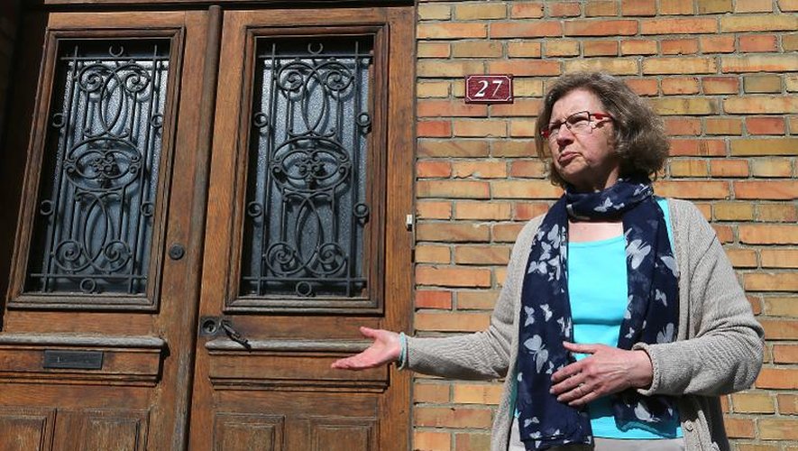 Le docteur Marie-Alix Lambert le 245 avril 2015 devant sa maison où a été relâchée à Grandpré
