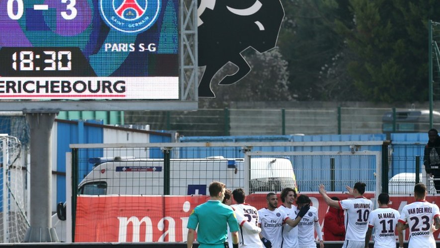 Les Parisiens fêtent le 3e but face à Troyes inscrit par Adrien Rabiot, lors d'un récital offensif au stade de l'Aube, le 13 mars 2016