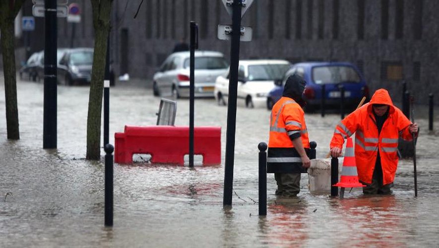 Des employés municipaux dans une rue inondée le 1er février 2014 à Bordeaux