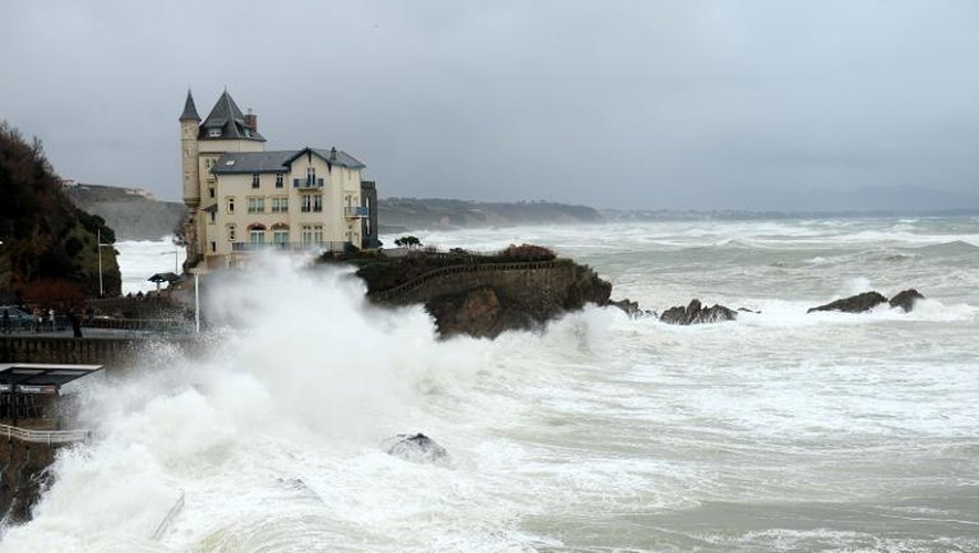 Des vagues géantes pendant les grandes marées, le 1er février 2014 à Biarritz