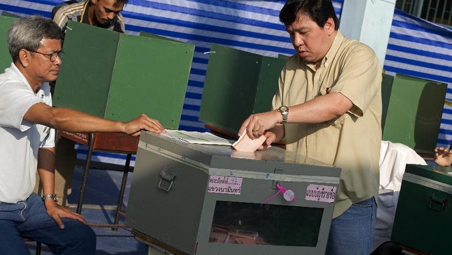 Un Thaïlandais vote à Bangkok lors des législatives, le 2 février 2014