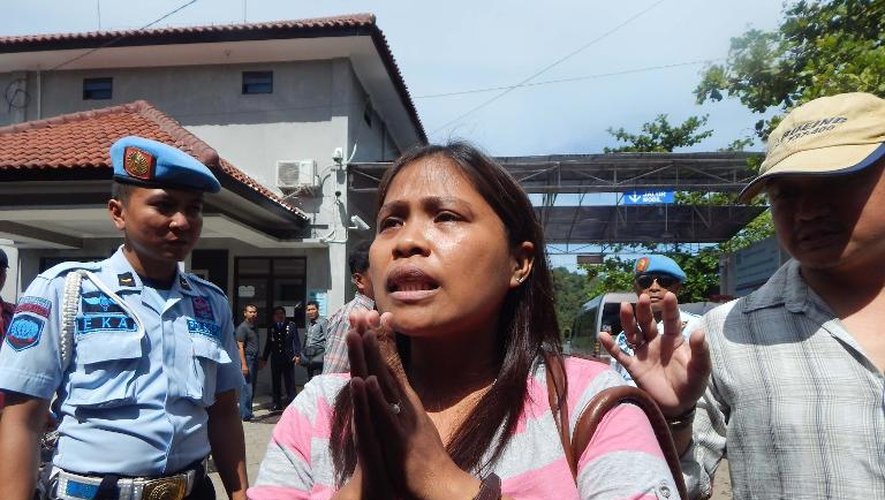 Marites Laurente, la soeur de  Mary Jane Veloso condamnée à mort en Indonésie, à son arrivée le 28 avril 2015 à la prison de Nusakambangan