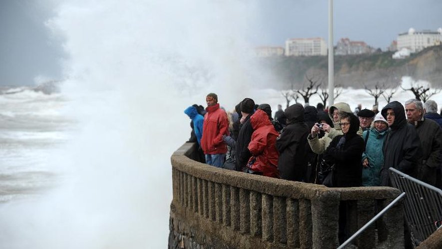 Des passants regardent les vagues à Biarritz lors des fortes marées, le 1er février 2014