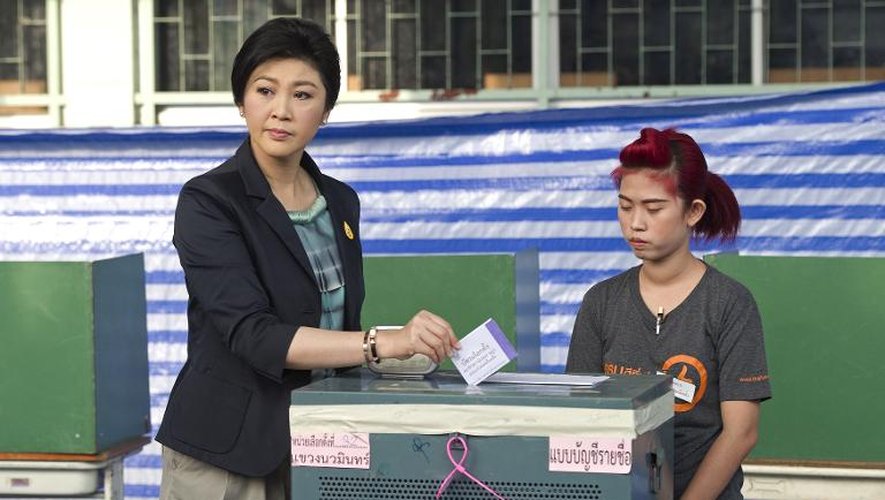 La Première ministre thaïlandaise Yingluck Shinawatra vote à Bangkok, lors des législatives, le 2 février 2014