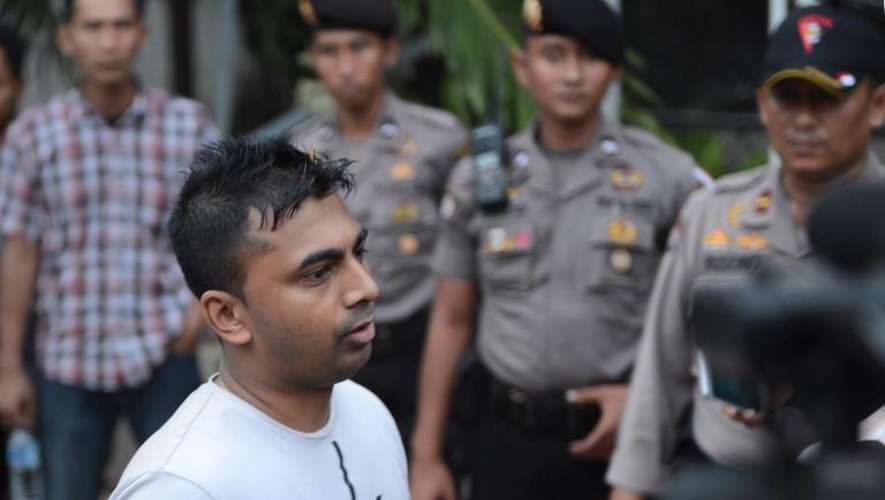 Chinthu Sukumaran, le frère de l'Australien Myuran Sukumaran, le 27 avril 2015 devant la prison à   Nusakambangan