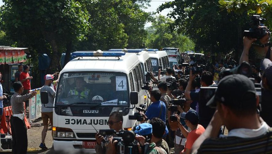 Un convoi transportant des cercueils à son arrivée le 28 avril 2015 à la prison de Nusakambangan