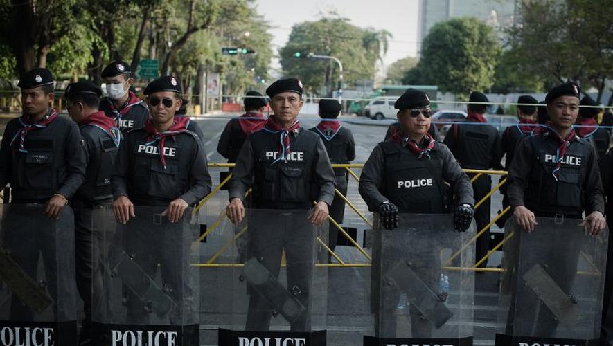 Des policiers thaïlandais sécurisent une rue à Bangkok devant un bureau de vote, le 2 février 2014