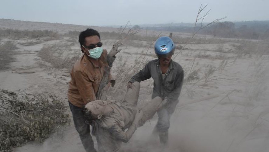 Des habitants viennent en aide à une victime après l'éruption du volcan Sinabung (Sumatra Nord), le 1er février 2014