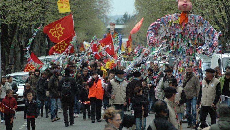 Le Grand passacarriéira a réuni hier deux mille occitanistes dans les rues de Rodez.