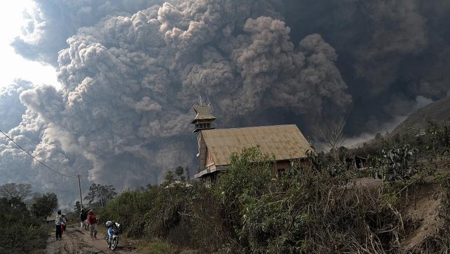 Un nuage de cendres géant lors de l'éruption du volcan Sinabung (Sumatra Nord), le 1er février 2014