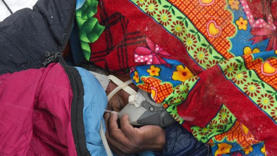 Banja, un porteur travaillant pour une entreprise organisant des treks, porte un masque à gaz après avoir été blessé par une avalanche sur le camp de base de l'Everest, le 25 avril 2015