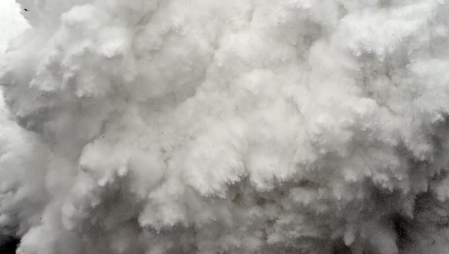 Un nuage de neige et de débris lors d'une avalanche, le 25 avril 2015, juste avant de s'abattre sur le camp de base de l'Everest