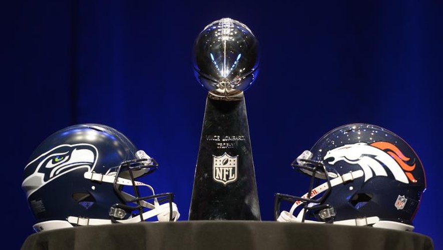 Le trophée du Super Bowl et les casques des Denver Broncos et des Seattle Seahawks, lors de la présentation de la finale, le 31 janvier 2014 à New York