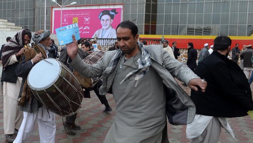 Danse et percussions lors d'un meeting de campagne du candidat à la présidentielle afghan Ashraf Ghani, le 2 février 2014 à Kaboul