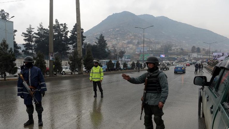 Des policiers afghans contrôlent les véhicules, le 2 février 2014 à Kaboul