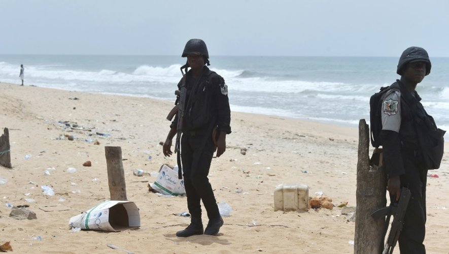 Des militaires patrouillent sur la  plage de Grand-Bassam en Côte d'Ivoire, le 14 mars 2016