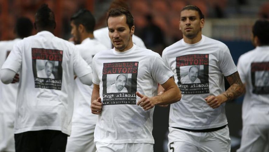 Les joueurs du FC Metz portant des T-shirts "Ensemble, sauvons Serge Atlaoui", le Français originaire de Metz condamné à mort en Indonésie, le 28 avril avant le match face au PSG au Parc des Princes, à Paris
