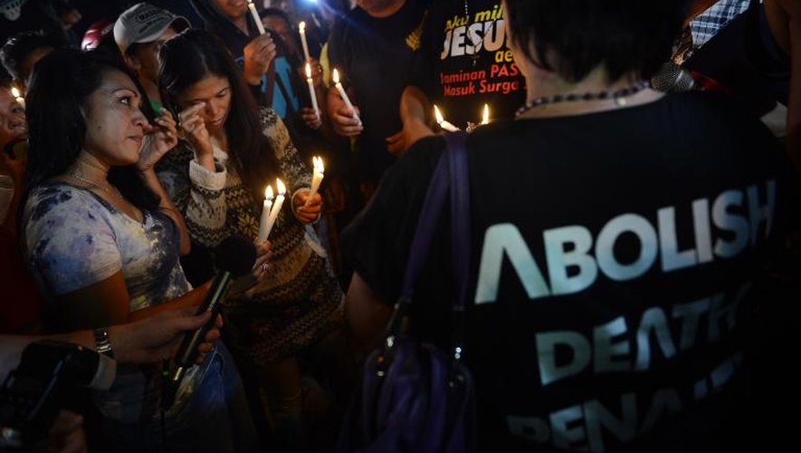 Veillée de fidèles chrétiens le 29 avril 2015 au port indonésien de Nusakambangan, face à la prison où huit personnes, dont sept étrangers, condamnés à mort pour trafic de drogue ont été exécutées