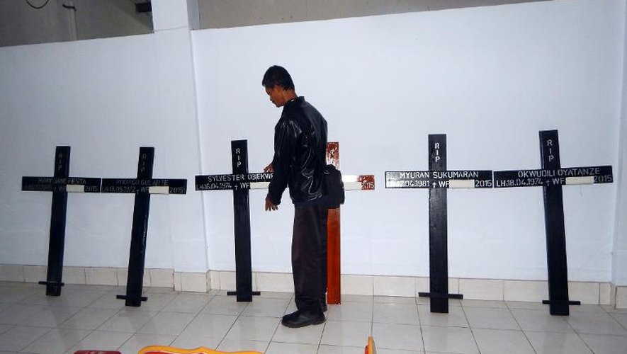 Des croix portant les noms des condamnés à mort à l'église de Cilacap en Indonésie le 28 avril 2015, quelques heures avant leur exécution