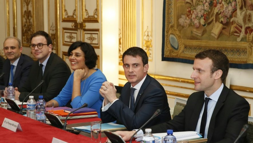 Le Premier ministre Manuel Valls (centre) entre Myriam El Khomri (Travail, g) et Emmanuel Macron (Economie, d) face aux partenaires sociaux à Paris le 14 mars 2016