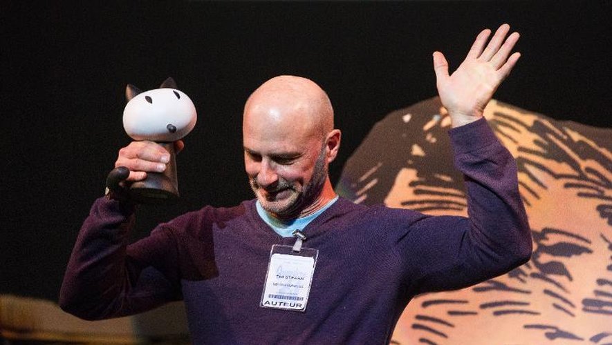 Le dessinateur de BD Ted Stern salut le public après son prix au festival de BD d'Angoulême, le 2 février 2014