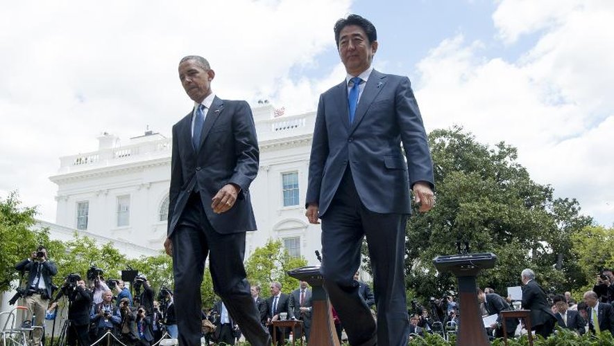 Barack Obama et le premier ministre japonais Shinzo Abe le 28 avril 2015 après leur conférence de presse conjointe dans les jardins de la Maison Blanche, à Washington