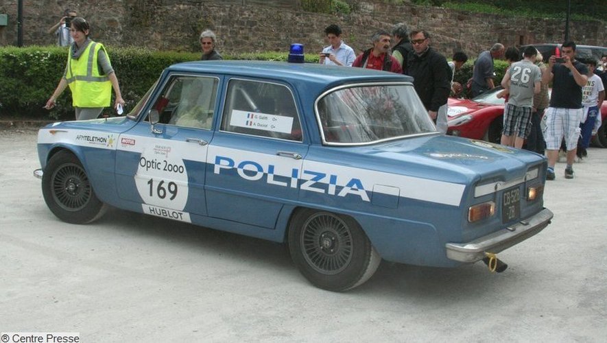 Alfa Romea Guilia Super, version vraie voiture de police.
