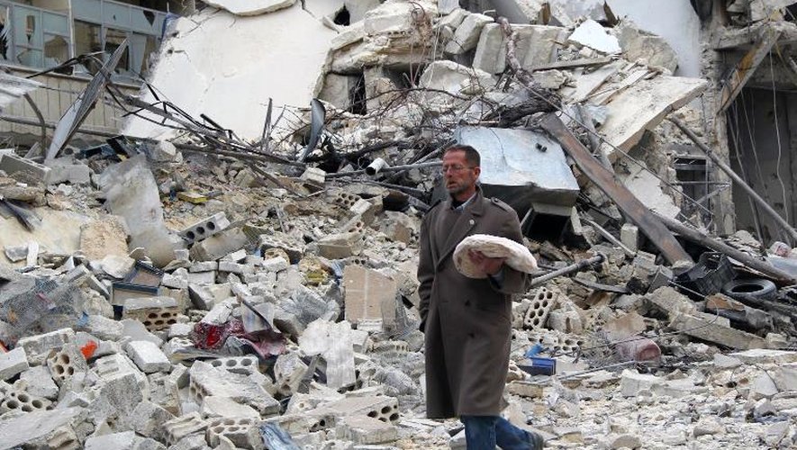 Un homme passe devant les décombres d'un immeuble détruit par des raids de l'armée, à Alep, le 2 février 2014