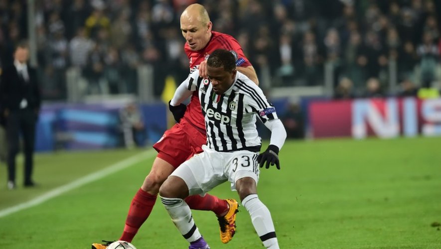 Le latéral gauche de la Juventus Patrice Evra au marquage d'Arjen Robben (Bayern Munich) en Ligue des champions, le 23 février 2016 à Turin