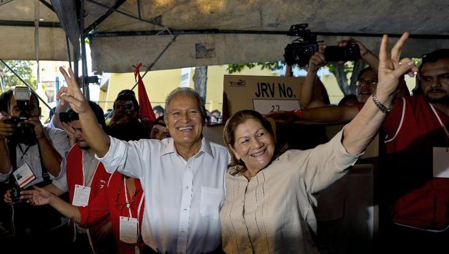 Le candidat à la présidentielle Salvador Sanchez Ceren et sa femme Margarita Villalta, dans un bureau de vote à San Salvador, le 2 février 2014