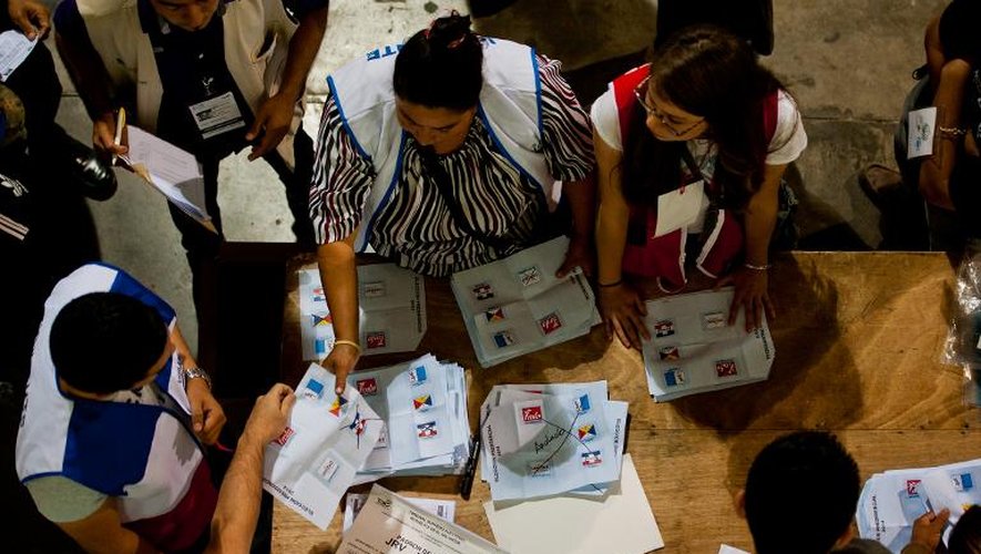Décompte des bulletins de vote pour l'élection présidentielle, le 2 février 2014 à San Salvador