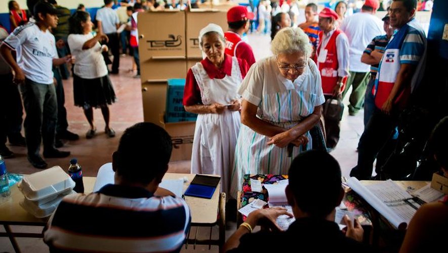 Des personnes attendent pour voter lors de l'élection présidentielle, le 2 février 2014 à San Salvador