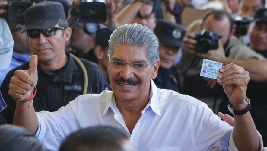 Le candidat à la présidence du Salvador Norman Quijano vient de voter, à San Salvador, le 2 février 2014