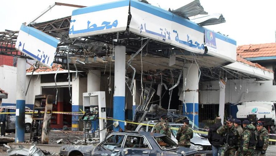 Des soldats libanais sur les lieux d'un attentat à la voiture piégée, le 2 février 2014à Hermel