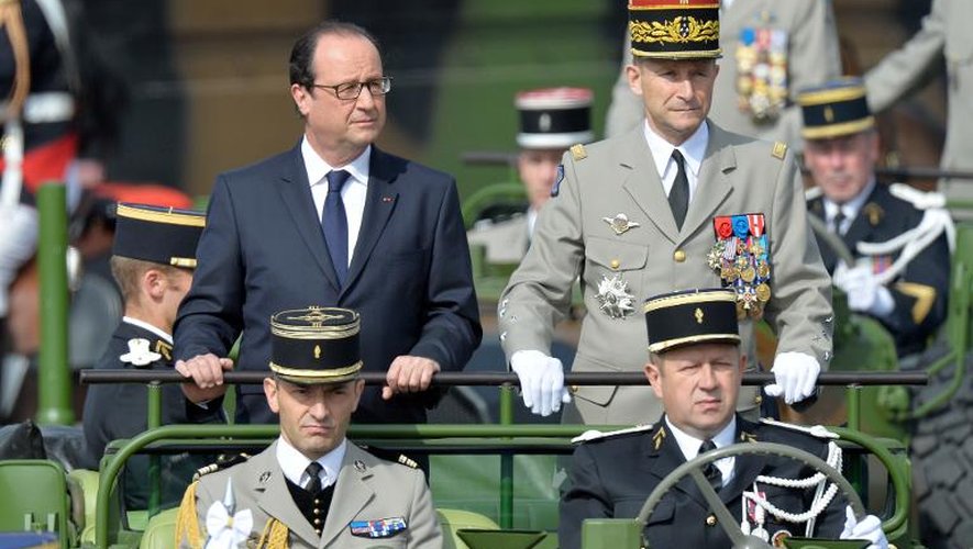Le président François Hollande et le chef d'Etat-major de l'armée Pierre de Villiers lors de la parade du 14 juillet 2014 à Paris