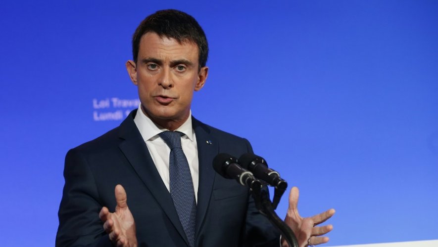 Manuel Valls s'exprime à Matignon après avoir présenté la nouvelle mouture du projet de loi aux organisations syndicales le 14 mars 2016