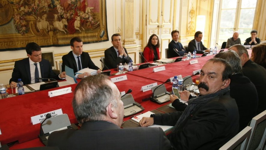 Le Premier ministre Manuel Valls reçoit le secrétaire général de la CGT Philippe Martinez (R) lundi à Matignon sur le projet contesté de réforme du Code du travail, le 14 mars 2016