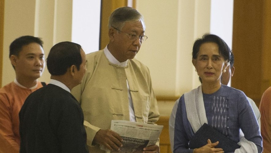 Htin Kyaw (en jaune) et la Prix Nobel de la Paix Aung San Suu Kyi (d) à Naypyidaw le 11 mars 2016