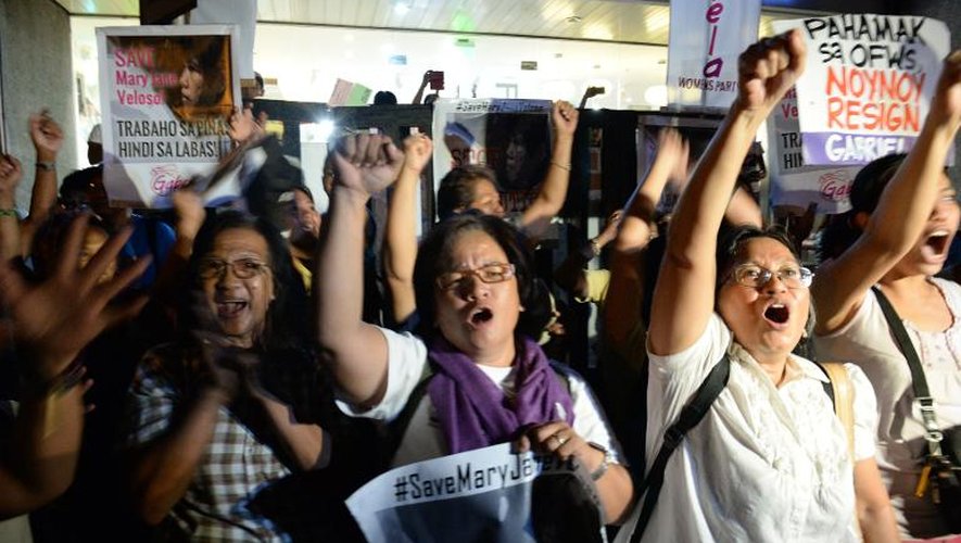 Des militants réagissent à l'annonce du report de l'exécution de Mary Jane Veloso devant l'ambassade indonésienne à Manille le 29 avril 2015