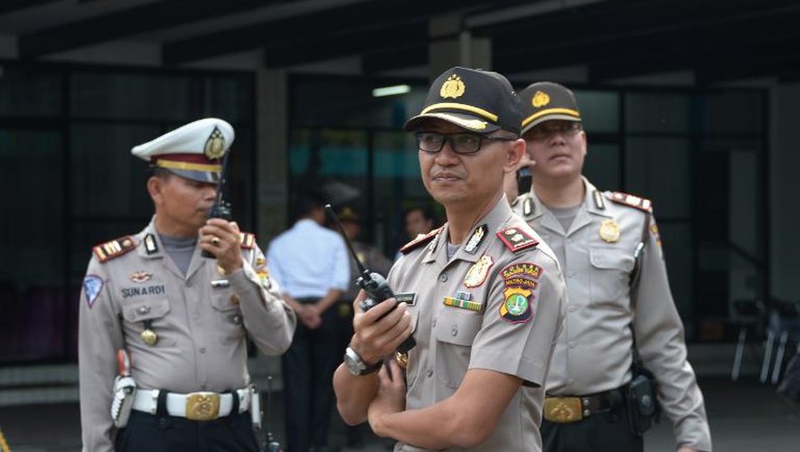 Des policiers indonésiens se préparent à recevoir les corps des Australiens exécutés à Jarkarta le 29 avril 2015