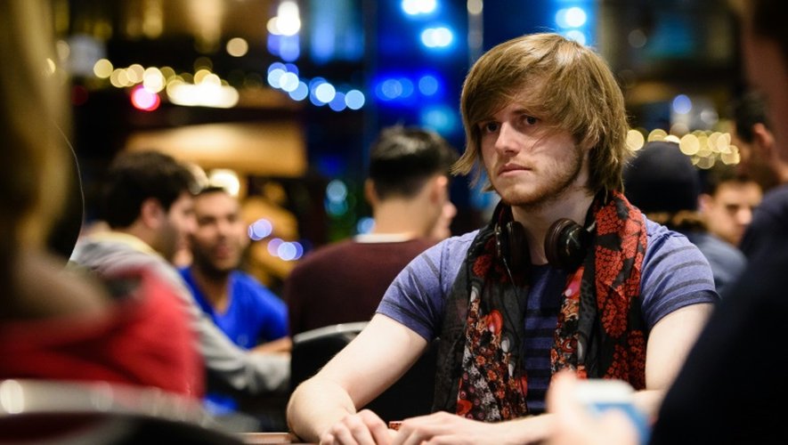 Le joueur de poker britannique Charlie Carrel lors d'un tournoi au casino Grosvenor Victoria à Londres, le 26 novembre 2015