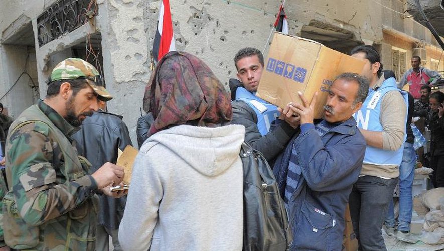 Distribution d'aide alimentaire aux réfugiés du camp palestinien de Yarmuk, le 1er février 2014 au sud de Damas