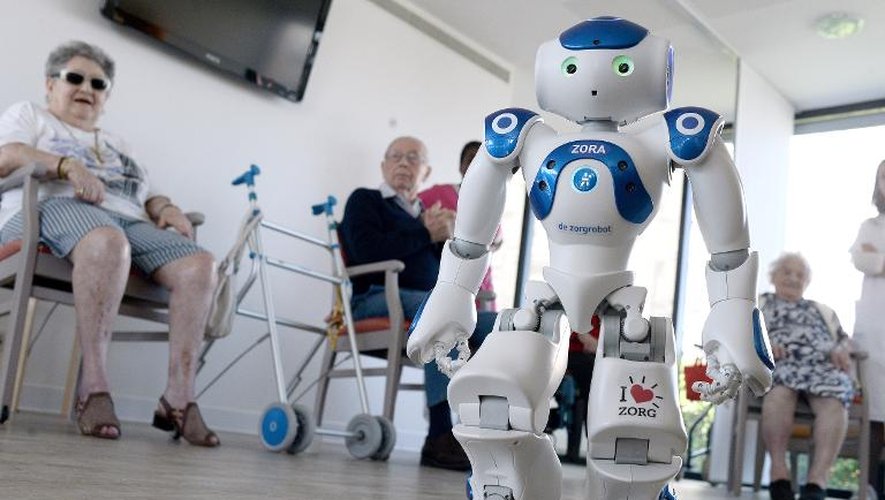 Le robot Zora "travaille" au sein d'une maison de retraite d'Issy-les-Moulineaux, une première en France